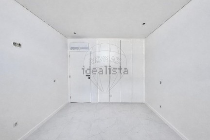 Apartamento T1 à venda no Monte dos Burgos