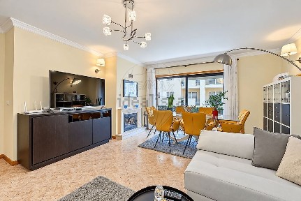 Apartamento T3 à venda na Rua Vitorino Nemésio