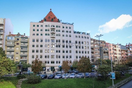 Arrendamento de escritório na Avenida Columbano Bordalo Pinheiro, 108