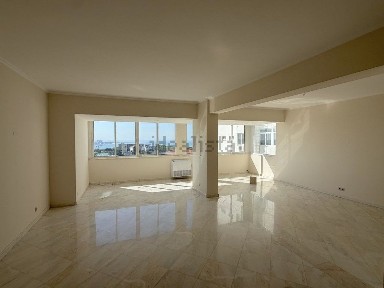 Arrendamento de apartamento T4 no Restelo