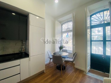 Apartamento T2 à venda na Rua do Vale de Santo António