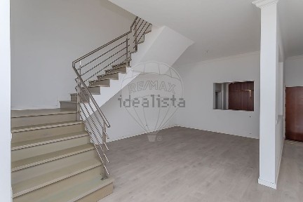 Apartamento T4 à venda na Estrada do Lumiar