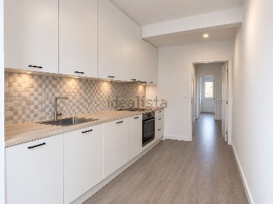 Apartamento T2 à venda na Rua Aura Abranches, 11