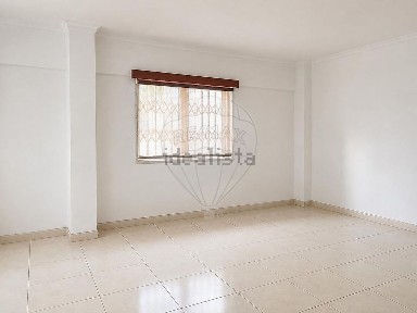 Apartamento T1 à venda na Rua Alberto Sanches de Castro