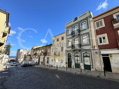 Apartamento T2 à venda na Rua do Vale de Santo António