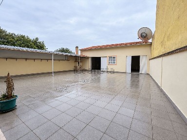 Moradia geminada à venda em Oiã