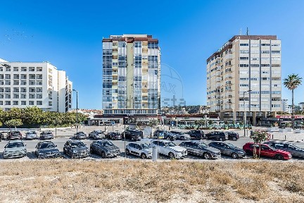 Costa de Caparica, Centro, Avenida General Humberto Delgado
