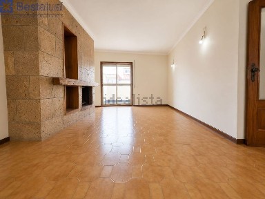 Apartamento T4 à venda na Praça do Marquês - Lima