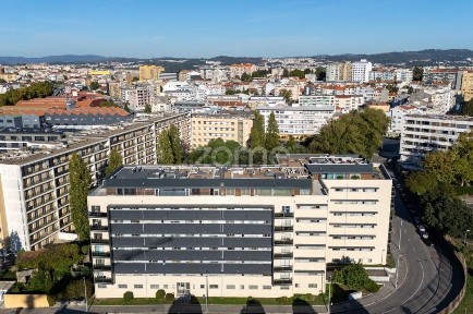 Apartamento T5 à venda na Rua Henrique de Sousa Reis, 127