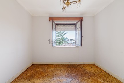 Andar de moradia à venda na Avenida Dom João I s/n