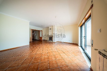 Apartamento T3 à venda na Rua Engenheiro Manuel Moreira Amorim