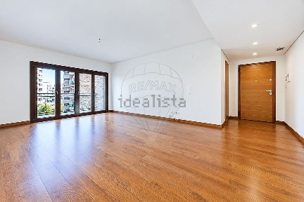 Arrendamento de apartamento T2 na Rua Porto do Pinheiro