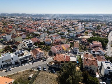 Moradia independente à venda em Pontinha e Famões
