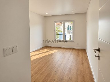 Apartamento T1 à venda na Rua dos Hermínios