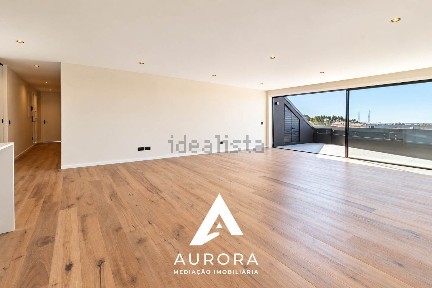Apartamento T4 à venda na Rua Claudino Mateiro, 250