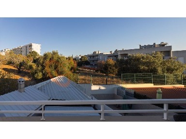 Moradia geminada à venda na Urbanização das Fontaínhas