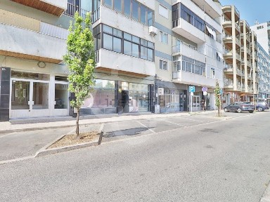 Espaço comercial à venda na Rua Infante Dom Pedro, 12 a