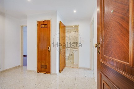 Apartamento T2 à venda na Rua Colaride