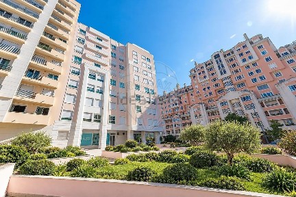 Apartamento T3 à venda na Rua Professor Simões Raposo