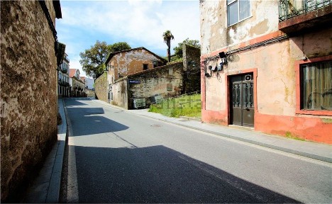 Moradia independente à venda na Rua Marquês de Ávila e Bolama