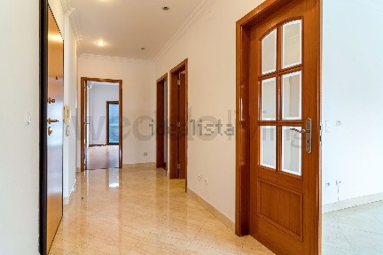 Arrendamento de apartamento T2 na Rua Fernando Namora, 1